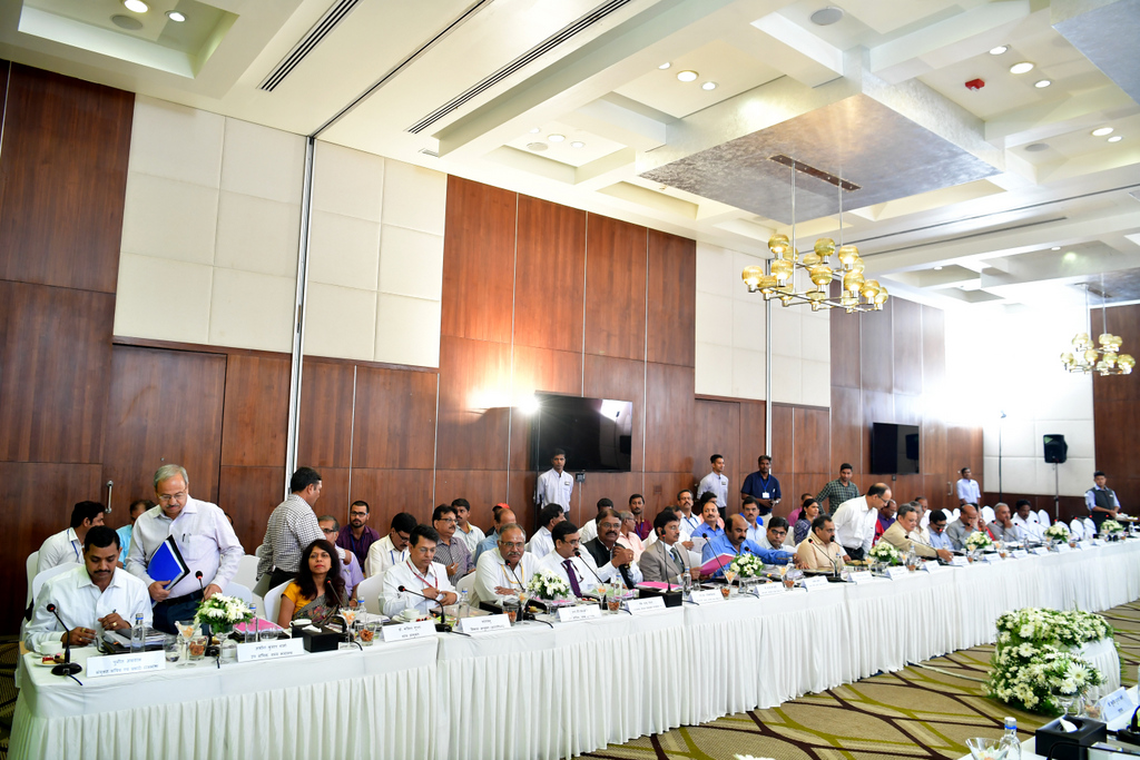 24th Meeting of HINDI SALAHKAR SAMITI was organized by 4 companies under Ministry of Textiles ( National Textiles Corporation Limited, Cotton Corporation of India, Central Silk Board and National Handloom Development Corporation) at Hotel Hilton Garden Inn, Trivandrum on 16th June, 2017. This meeting was headed by Hon’ble Minster of State for Textiles., Shri.Ajay Tamta Sir. Dignitaries and officials under Ministry of Textiles have participated in this meeting and provided valuable inputs on enhancing and establishing the importance of Hindi as an official language. In this meeting, they discussed about the various steps on developing interest among people on learning Hindi and was sharing ideas on promoting Hindi as official language. 